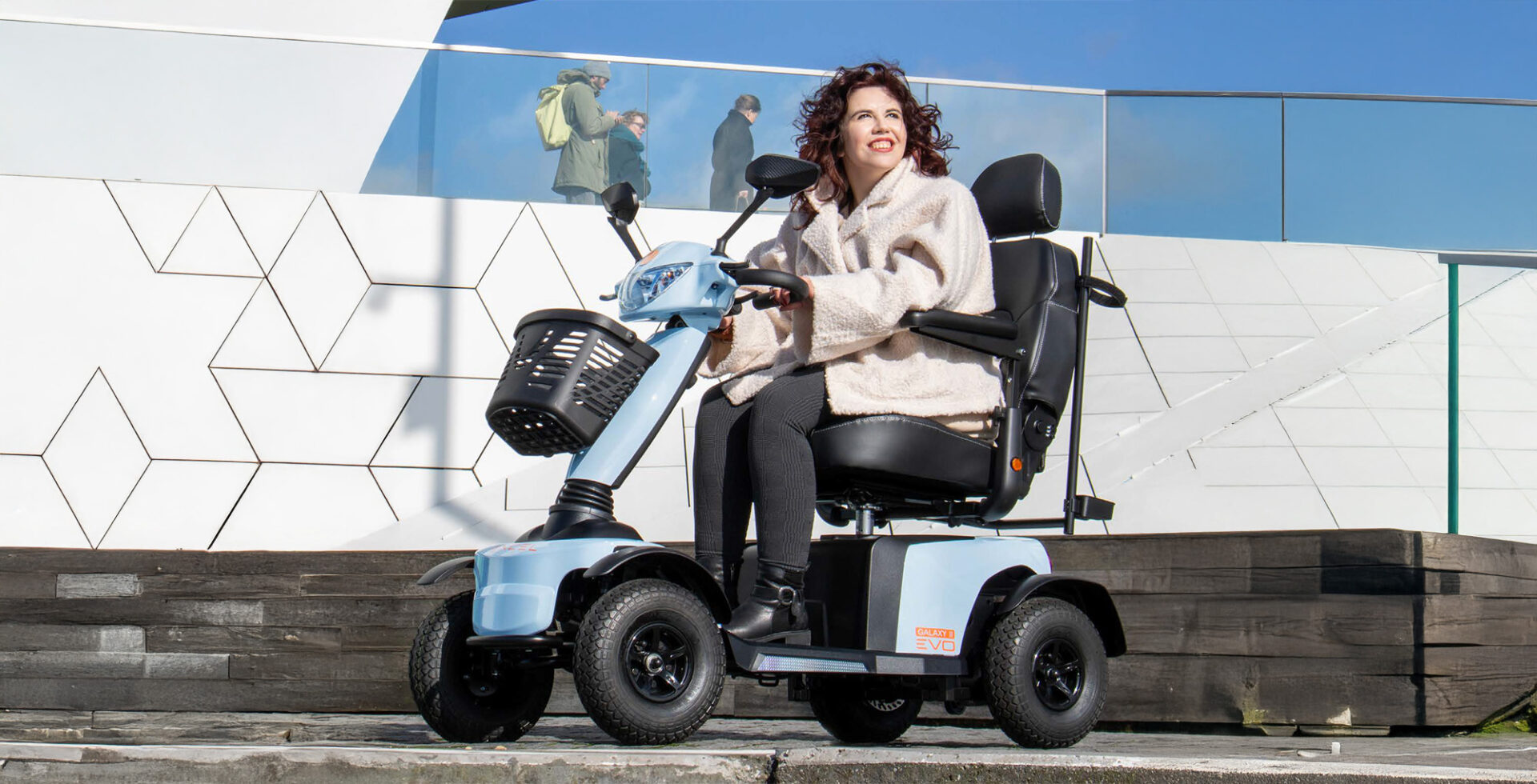 Excel Galaxy EVO scootmobiel met comfortabele zit en vier wielen, ideaal voor stabiel en zelfstandig onderweg zijn