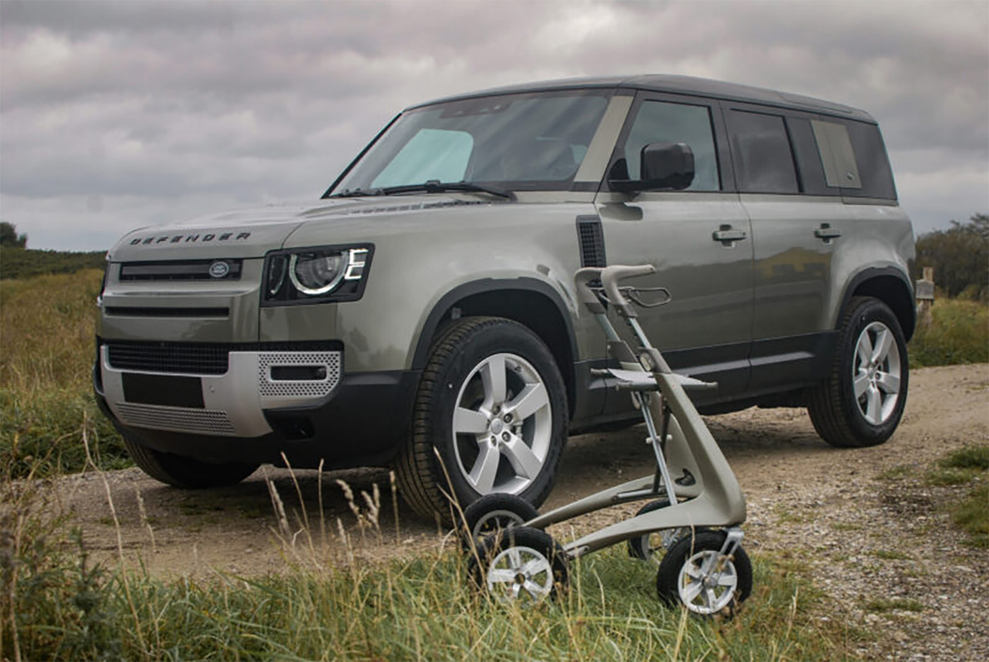 byAcre Carbon Overland lichtgewicht rollator met grote wielen op gras, geschikt voor buitengebruik