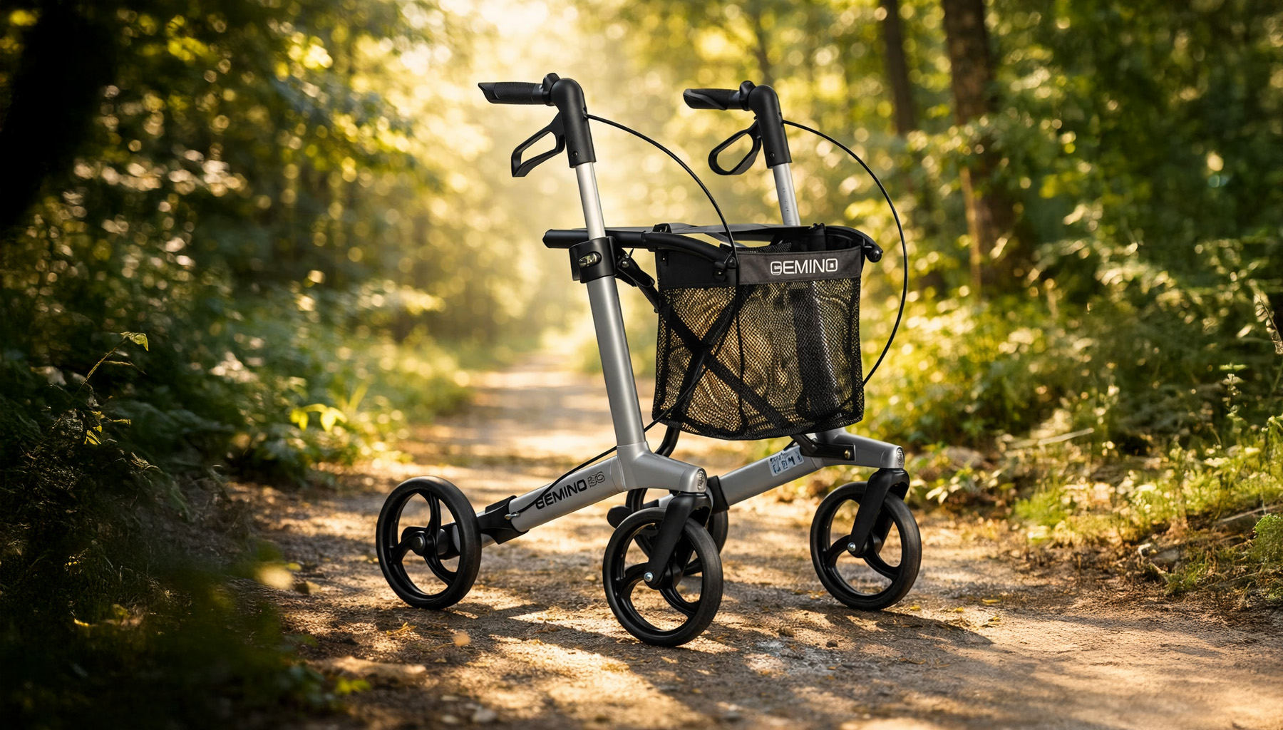 Sunrise Gemino 20 lichtgewicht rollator voor buiten op bospad, stabiel en comfortabel in gebruik